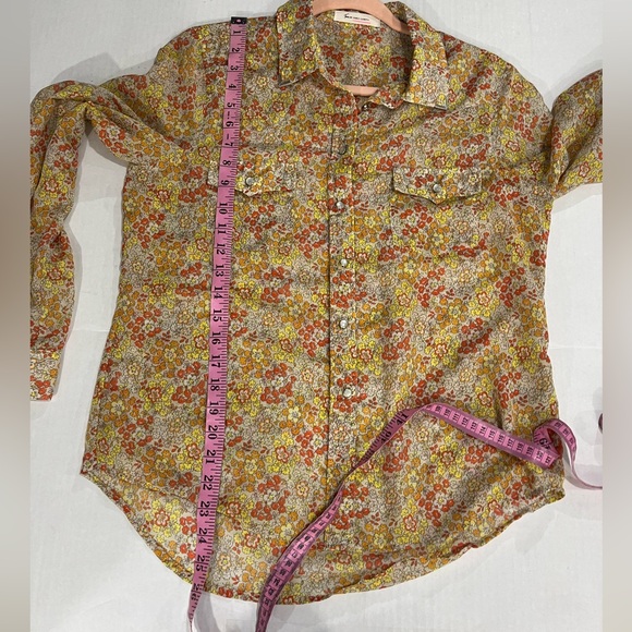 TWO BY VINCE CAMUTO FLORAL BUTTON TOP - Picture 9 of 13